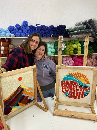 Alumnas felices con sus proyectos de Tufting en Madrid