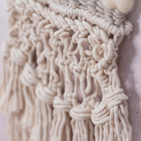 Aprende a tejer fusionando tecnicas como telar y macrame en nuestro taller presencial de macraweaving en Madrid