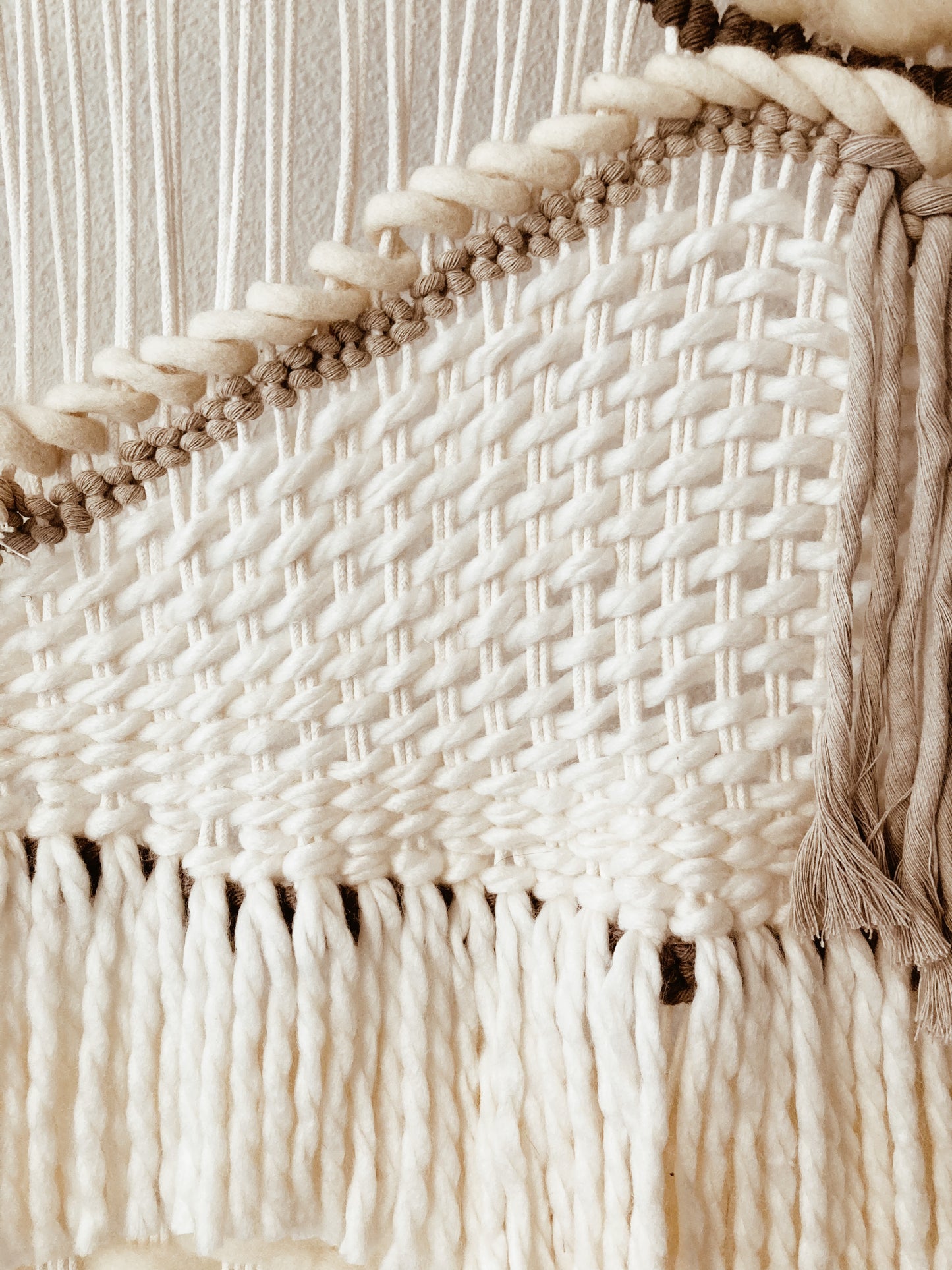 Tapiz de macrame y telar hecho a mano