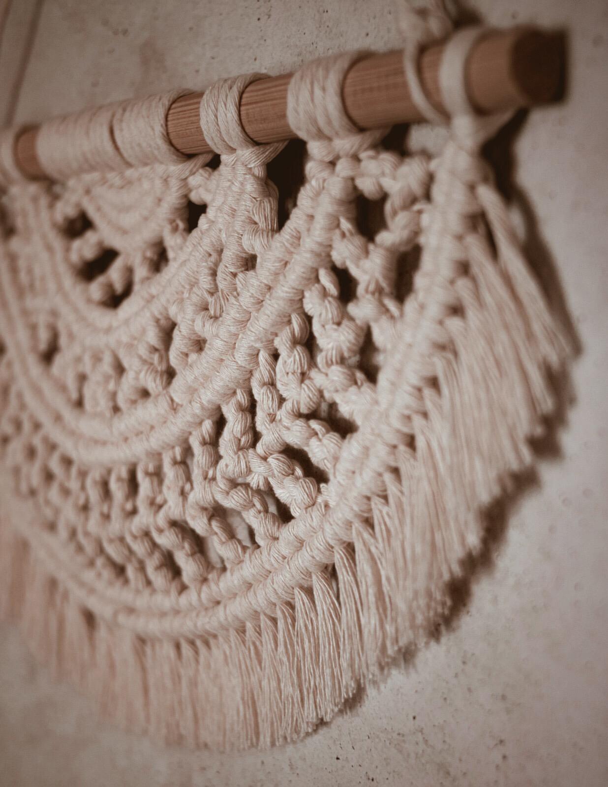Tapiz medio mandala realizado en macrame