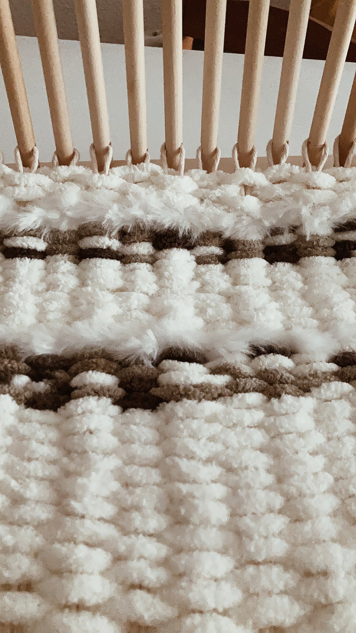 Telar de varillas con tejido en donde se utilizo lana